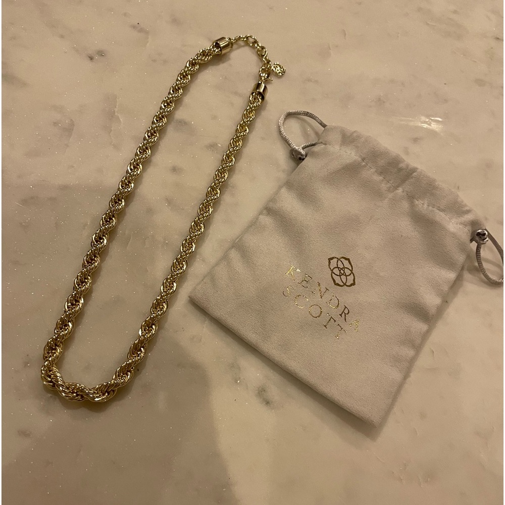 Like new, Kendra Scott gold rope necklace.